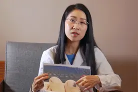 脚趾甲突然出现一块紫黑色的团块，是不是黑色素瘤？视频封面
