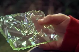 7岁小孩捡到一个盒子，里面的绿宝石卡片，让他拥有了超能力！