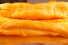 炸油条新做法，不用泡打粉不揉面！用玉米面做出的油条蓬松不油腻