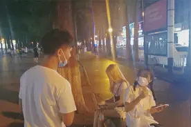 小伙晚上去东莞长安搭讪，见到两个小姐姐过去聊天，会有啥反应？视频封面
