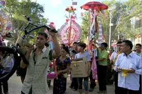 在西双版纳，男孩子出家当和尚需要经历的过程（上）视频封面