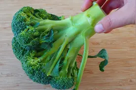 西兰花不要直接用盐和面粉洗，等于吃泥土，教你一招，洗得真干净视频封面