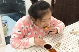 小猪第一次吃活蛋被小鸭子吓到了，小伙伴却吃得很欢，直说不够吃视频封面