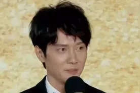 冯绍峰父亲背景曝光，身价高达几十亿，怪不得都说赵丽颖嫁入豪门视频封面