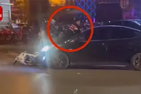 警方回应男子趴引擎盖上被车顶着前行：因感情纠纷引发，无人受伤视频封面