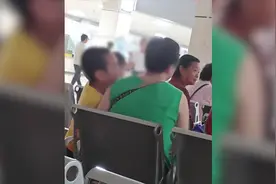 小孩在医院内狂扇长辈的脸 长辈没有制止任由拍打视频封面