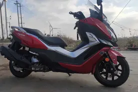 3.98万的大踏板，储物空间超大，骑行感受很好，摩旅也是相当舒服视频封面