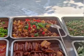 大厂年薪30万95后女生转行卖快餐：直言脱离公司KPI太快乐了视频封面