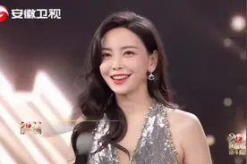 于文文身穿长裙，气质出众赶超群星，舞台上美到发光｜盛典视频封面