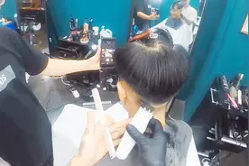 只剪男士发型的理发店生意红火，坚持只剪男发深受年轻人欢迎