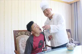 小伙喝醉跑饭店喝茶，不料遇到二货老板，俩人对话一个比一个奇葩视频封面