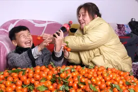 儿子被爸爸惹急了，发狠买一筐沙糖桔，可乐桔子罐头有点上头视频封面