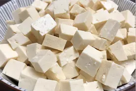 豆腐切成小丁，不炒不炖不油炸，连吃一月都不腻，营养美味又解馋