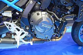 铃木新款800摩托，双缸引擎，颜值爆表，前后碟刹ABS，质感真不赖视频封面