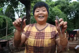 超妈捡小鱼给鸭子加餐，让鸭子多下几个蛋，小孙孙以后不愁没蛋吃