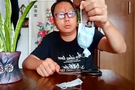 口罩里面装一块香皂，放到马桶水箱内泡一泡，马桶永久都不会脏视频封面