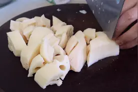 秋冬季多给家人吃莲藕，加2根排骨这样做，孩子吃完想舔盘，真香视频封面