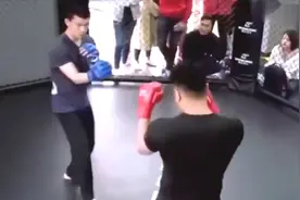 传统武术实战擂台，咏春高手VS散打教练，后期被打的抱头防守视频封面