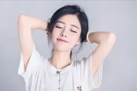 冯提莫大胆挑战“死亡”白丝！伸直脚尖那一刻，网友：是个腿精！视频封面