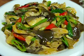 炒蘑菇时，不要直接下锅炒，教你正确做法，鲜香入味，好吃又下饭