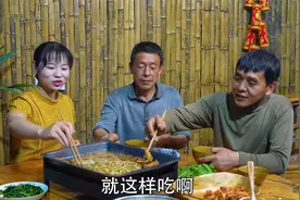 秋月今天做个凉拌蘑菇再配上烤肉，有荤有素，就像生活有好有坏！视频封面