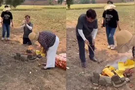 71岁李立群回河南老家祭祖，在父亲大娘坟前下跪，表情严肃显悲伤视频封面