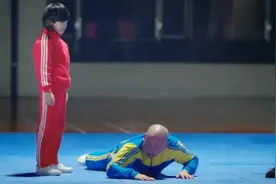 林秋楠替舅舅挑战马老师，谁知还没出手，马老师就自己摔倒了