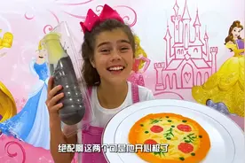 儿童视频：姐姐拿出披萨和可乐吃，没想到它们全部是巧克力做的