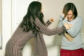 女生寝室关系有多复杂？东北大哥玩游戏体验，简直修罗场！视频封面