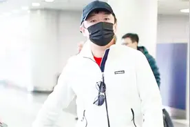 黄渤一家四口现身机场，两女儿活泼可爱像爸爸，黄渤挡镜头拒拍摄