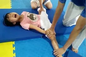 5岁女孩被跆拳道教练强制拉伸一字马，痛感高达7级，报班需谨慎视频封面