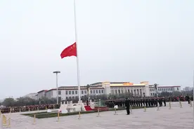 3月26日下午18:32，天安门广场三军仪仗队正步走长安街，气势威武视频封面