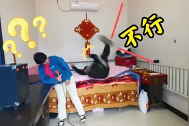 农村下雨天40岁大哥屋里唱戏，结果1句没唱完就成了这样，啥情况视频封面