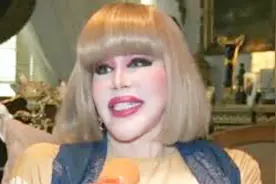81岁富婆，疯狂整容成18岁芭比娃娃！卸妆后的素颜不忍直视！视频封面