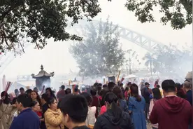 大年初一去南宁五通庙烧香，看这场面人山人海，乌烟瘴气！