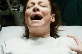 女子发现自己是雌雄同体，变成男人后回到过去，自己跟自己谈恋爱