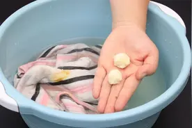 不管衣服多脏，洗衣服时放2粒，搓一搓立马干净如新，看完学一招视频封面