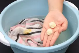 不管衣服多脏，洗衣服时放2粒，搓一搓立马干净如新，看完学一招