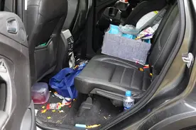 深度清洗女孩的超脏的越野车。