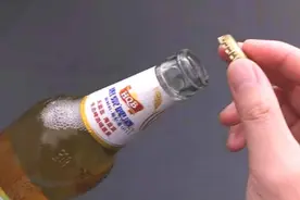才知道啤酒瓶上有个“小机关“，轻松一拧就开，方便又省力，厉害视频封面