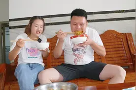 双妹煮了一碗特别豪华的泡面，汤鲜味美太好吃了，你们也可以试试视频封面