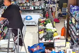 梯子突然倾倒男子摔致胳膊骨裂 监控记录危险一幕视频封面