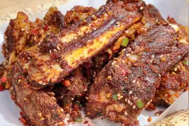 秘制孜然羊排，啃起来真带劲！再来碗羊肉汤，太爽了！