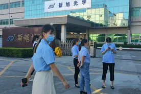 广东东莞：实拍新旭光学厂，厂门口的美女太多了，一个比一个漂亮视频封面