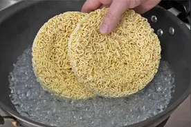 方便面这样做太好吃了，一周吃7次都不腻，一次做2包都不够吃