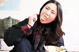 蓉儿跟闺蜜挑战谁笑谁吃柠檬，两个都是狠人啊！看得人牙齿都酸了视频封面
