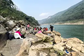 传说中的重庆北碚野温泉，原来就藏在嘉陵江温塘峡口的这些礁石旁视频封面