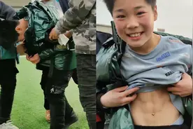 小男孩舞蹈课秀腹肌，衣服撩起来的时候帅炸了！网友：满级小学生视频封面