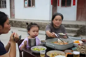 苗大姐摄影师钓到野生鱼，亲朋好友吃太香，吃鱼不怕刺牛人视频封面