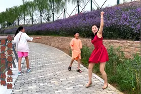 河南一美女痴迷广场舞，走哪跳哪，丝滑舞姿太接地气了视频封面